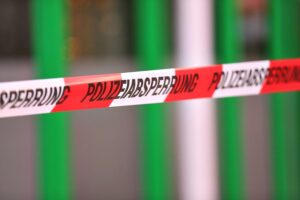 Dreijähriger Junge in Duisburg von Auto erfasst und tödlich verletzt Polizeiabsperrung an der Römerstraße wegen Sicherheitsrisiken der Nordbrücke in Bonn.