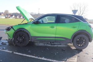 Zwei beschädigte Fahrzeuge nach Unfall, Airbags ausgelöst, Polizei vor Ort, verletzte Fahrerinnen.