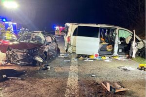 Zwei schwer beschädigte Autos nach Unfall auf Autobahn, Polizei und Rettungskräfte vor Ort.