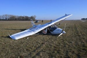 Verletzte Personen nach Ultraleichtflugzeugabsturz auf Wiese nahe Gardelegen, Rettungskräfte im Einsatz.