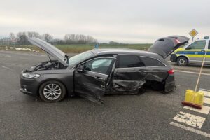 Zwei verletzte Personen im Krankenhaus nach schwerem Verkehrsunfall auf Landstraße 1015.