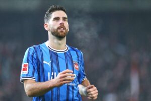 Augsburg-Spieler jubeln nach dem entscheidenden Elfmetertor zum 1:0-Sieg gegen Heidenheim.