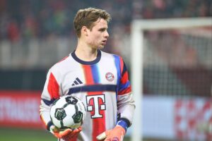 Bayern-Spieler feiern den Sieg nach dem spannenden Top-Spiel gegen Borussia Dortmund mit 3:2.