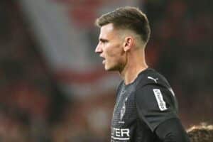 Spielszene zwischen Mönchengladbach und Leverkusen, Spieler in Aktion, emotionaler Zweikampf im Stadion.