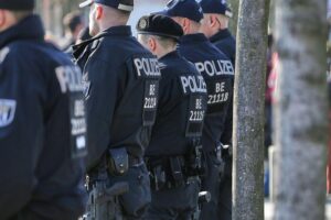 Polizei bei Ermittlungen, Fahndung nach Tätern nach Schussverletzung eines 19-Jährigen in Monheim.