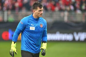Zwei Fußballmannschaften im Spiel, Spannung und Emotionen auf dem Platz, unentschieden.