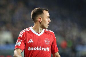 Julian Justvan feiert Nürnberg-Sieg, Team jubelt nach dem 5:1 gegen Karlsruhe.