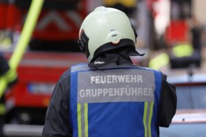 Feuerwehrleute löschen Brand in Mehrfamilienhaus; Wohnung unbewohnbar, 81-jähriger Mann verstorben.
