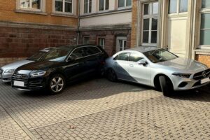 Ein schwerer Verkehrsunfall mit beschädigten Fahrzeugen in Erfurt, keine Verletzten.
