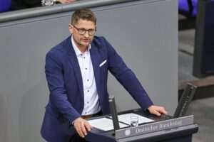 René Springer diskutiert Steuerreformen, Forderungen nach Entlastungen für den Mittelstand in Berlin.