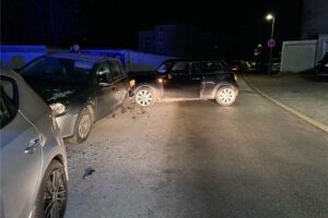Unfall mit mehreren beschädigten Autos, alkoholisierte Fahrerin, hoher Sachschaden, Nachtaufnahme.