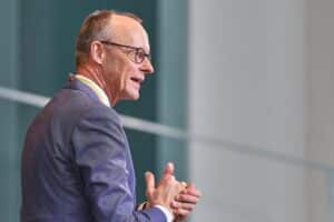 Friedrich Merz spricht über Menschenrechte und Stabilität in den Golfstaaten während seiner Reise.
