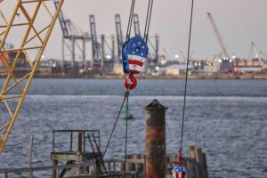 Trump verhängt neue Zölle auf Importe aus 60 Ländern Industrieanlagen in den USA; neue US-Zölle auf Importe wegen angeblicher Zwangsarbeit.