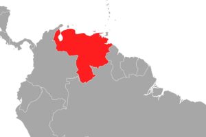 Venezolanische Landschaft mit einem Reisewarnschild im Hintergrund, symbolisiert Sicherheitslage und Reisewarnung.