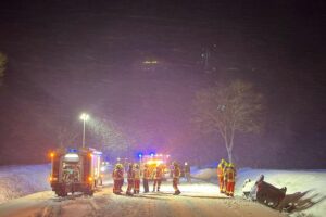 Unfallauto im Graben, schneebedeckte Straße, Polizei vor Ort, keine schweren Verletzungen.
