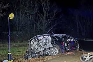 Verunfallter PKW, schwer beschädigt, umgeben von Feuerwehr und Verletztenversorgung in Radolfzell.
