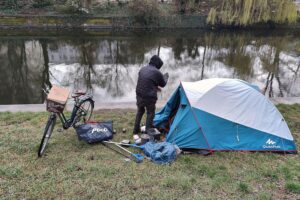 Obdachlose im Freien, symbolisch für die Dringlichkeit von Mietrechtsschutz gegen Wohnungslosigkeit.