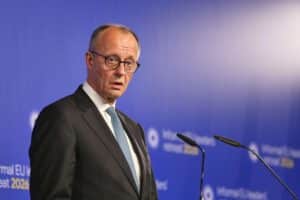 Friedrich Merz diskutiert Reformen; Wirtschaftsvertreter fordern Steuersenkungen und Bürokratieabbau in Deutschland.