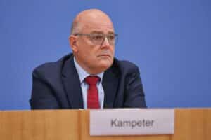 Steffen Kampeter fordert Einschränkungen des Streikrechts wegen wiederholter Warnstreiks der Gewerkschaft Verdi.