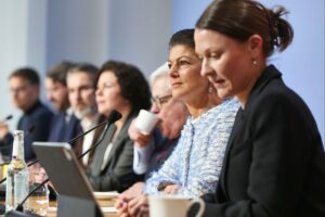Sahra Wagenknecht und BSW-Team präsentieren Wahlprüfungsbeschwerde vor Journalisten und Kameras. Es herrscht Spannung.