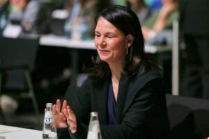 Annalena Baerbock spricht zum Thema Fußball-Weltmeisterschaft 2026 und Boykott.