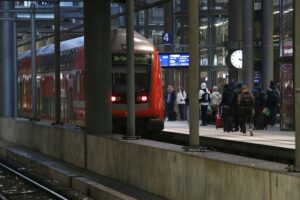 Regionalzug im Bahnhof, symbolisiert die Auswirkungen der Cyberattacke auf die Deutsche Bahn.