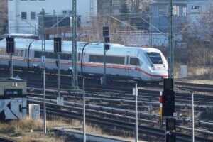 Eisige Baustelle auf Bahnstrecke Hamburg-Berlin, Bauarbeiten verzögert durch starken Wintereinbruch.