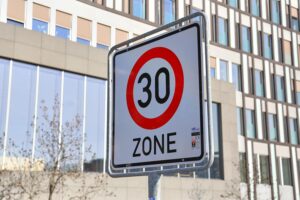 Tempo-30-Schild in München, symbolisiert Geschwindigkeitsbegrenzung zur Verbesserung der Luftqualität.