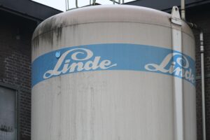 Linde-Konzern-Logo vor einem Hintergrund, der die Standorte Pullach und Dresden symbolisiert.