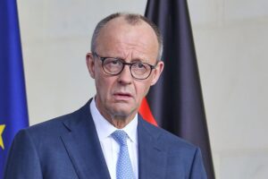 Friedrich Merz bespricht strategische Abhängigkeiten Deutschlands von den USA in einem politischen Kontext.
