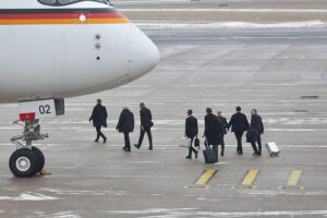 Friedrich Merz und Donald Trump im Weißen Haus: wichtige transatlantische Begegnung in Zeiten von Spannungen.