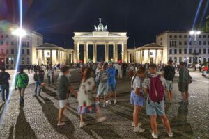 Das Brandenburger Tor symbolisiert demokratische Werte und sollte von Menschen umgeben sein.