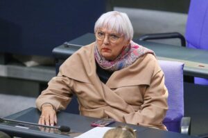 Claudia Roth kritisiert politischen Einfluss auf Kunst und fordert kulturelle Autonomie für die Berlinale.