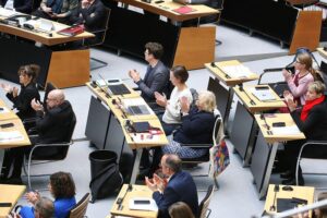 Abgeordnete der Linken diskutieren Einsamkeit und soziale Isolation im Berliner Abgeordnetenhaus.