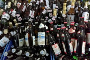 Bierflaschen symbolisieren den rückläufigen Bierabsatz deutscher Brauereien im Jahr 2025.