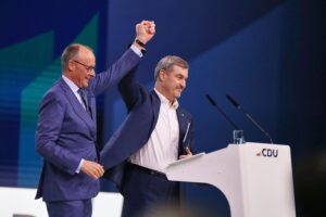 Friedrich Merz und Markus Söder stehen zusammen und strahlen Einheit und Entschlossenheit aus.
