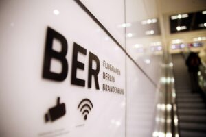 Flughafen BER: Eisige Bedingungen verhindern Starts und Landungen, Passagiere müssen warten.