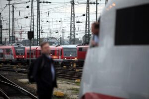 Lokführer diskutieren Sicherheitsmaßnahmen nach tödlichem Vorfall gegen Zugbegleiter.