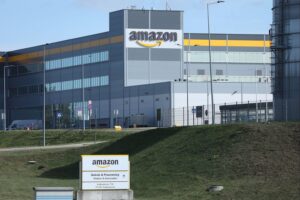 Amazon-Logistikzentrum mit Hinweis auf Preiskontrolle und Wettbewerbseinschränkungen für Händler.
