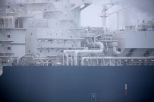 Schwimmendes LNG-Terminal mit Hafenanlagen, Verbindung zwischen Deutschland und Argentinien für Gasimporte.
