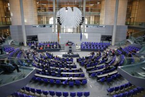 Bundestagssitzung zur Geas-Reform: Gesetzesentwürfe für Asylverfahren und Migrantenmanagement präsentiert.