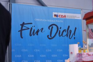 CDA kritisiert CDU-Wirtschaftsforderungen, fordert soziale Ausgewogenheit und Schutz für Arbeitnehmerrechte.