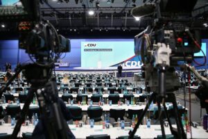 CDU-Bundesparteitag in Stuttgart: Delegierte diskutieren Gesetze über soziale Medien und Schulregeln.