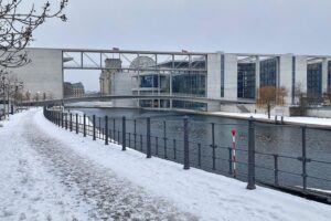 Schneebedeckte Gehwege in Berlin, symbolisieren Winterchaos und bevorstehende Reformen im Winterdienst.