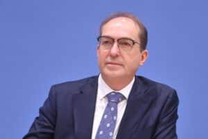 Alexander Dobrindt diskutiert Asylbewerber-Arbeitsaufnahme; Kritik von Polizeigewerkschaft.
