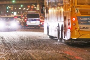 Winterliche Straßen mit Schnee und Glatteis, Fahrzeuge kämpfen gegen die winterlichen Bedingungen.
