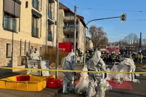 Feuerwehr im Einsatz, Kühlschrankleck, Schutzanzüge, Seniorenwohnheim, Ammoniakgeruch, Bewohner evakuiert.