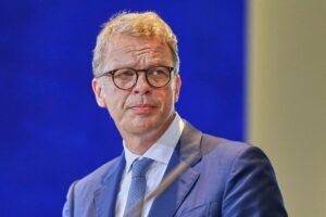 Christian Sewing diskutiert Reformen für längere Lebensarbeitszeit und Büroangestellte im Fokus.