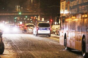 Winterlicher Straßenverkehr mit Glatteiswarnung in Berlin, betroffene Fahrzeuge und rasende Schneeflocken.