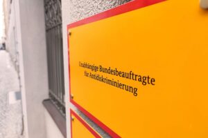 Grafik mit Menschen, die sexuelle Belästigung als Diskriminierung darstellen, symbolisiert Schutzbedürfnis.